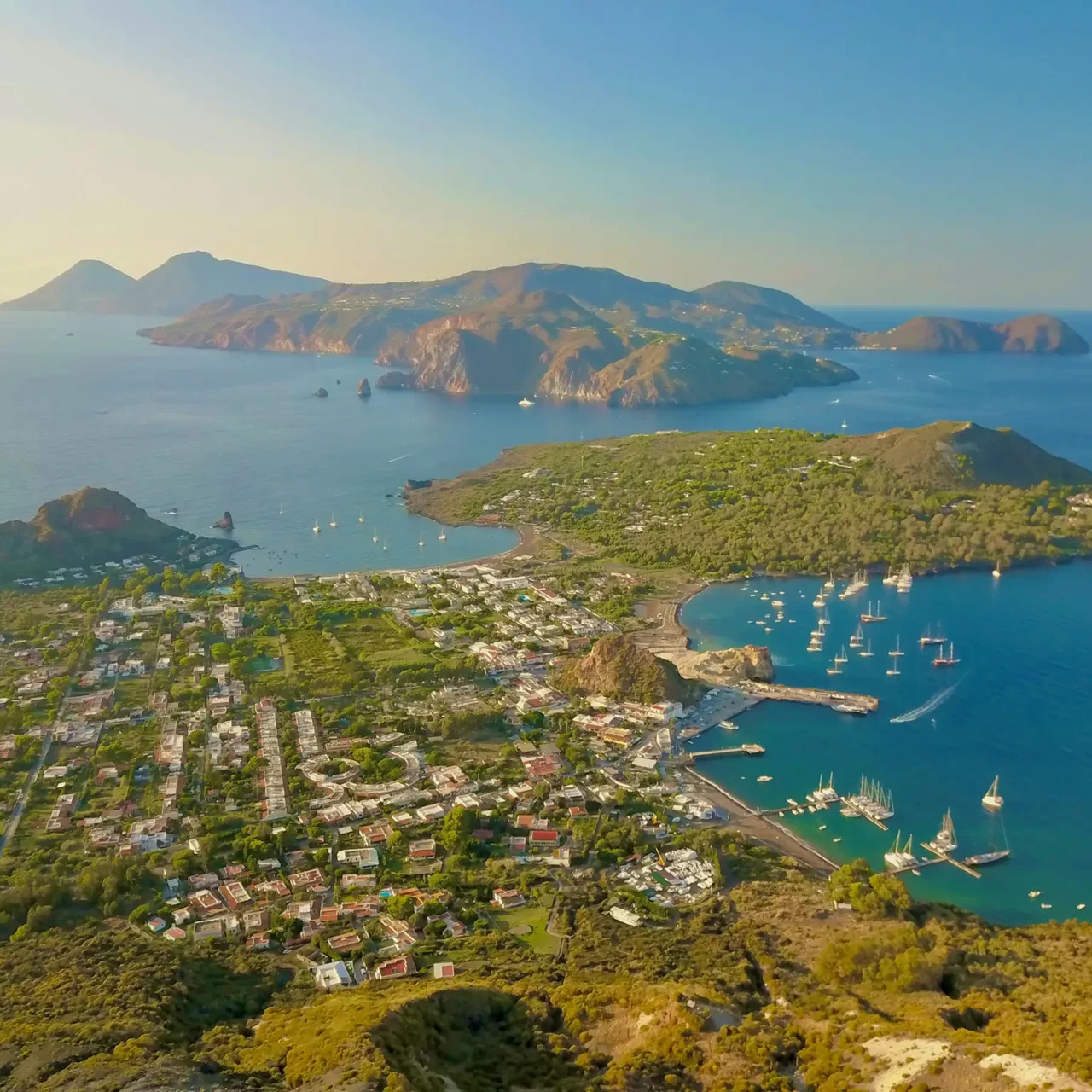 https://www.mfrreisen.de/wp-content/uploads/2022/10/Blick-von-Vulcano_4c-260-1280x1280.webp