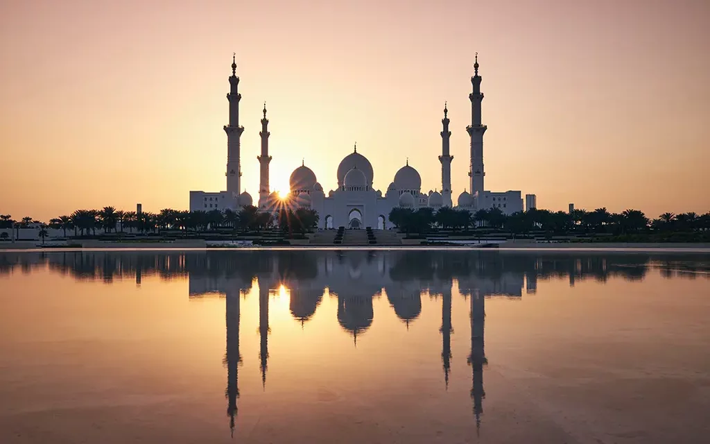 https://www.mfrreisen.de/wp-content/uploads/2023/01/abu-dhabi-at-sunset-2021-08-27-08-54-00-utc-Kopie-1024x640.webp